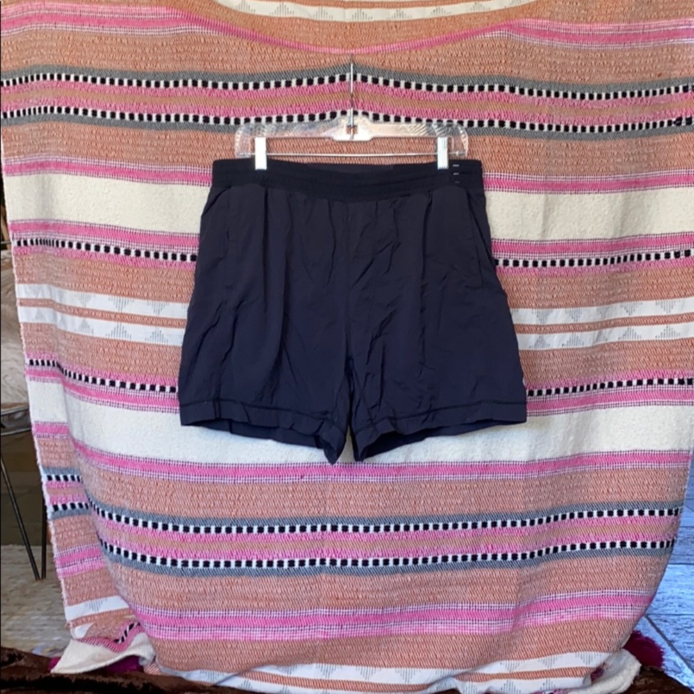 Lululemon athletic shorts XL great condition